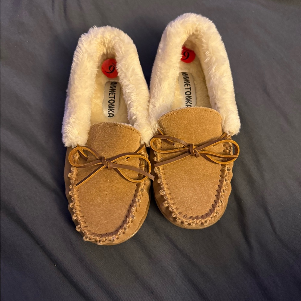 Minnetonka Brown Kids Slippers with Cream Lining